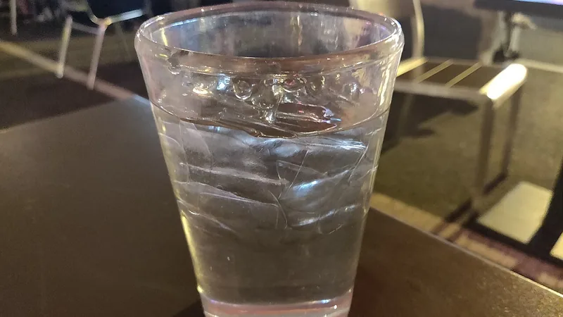 Стакан чистой воды на деревянном столе
